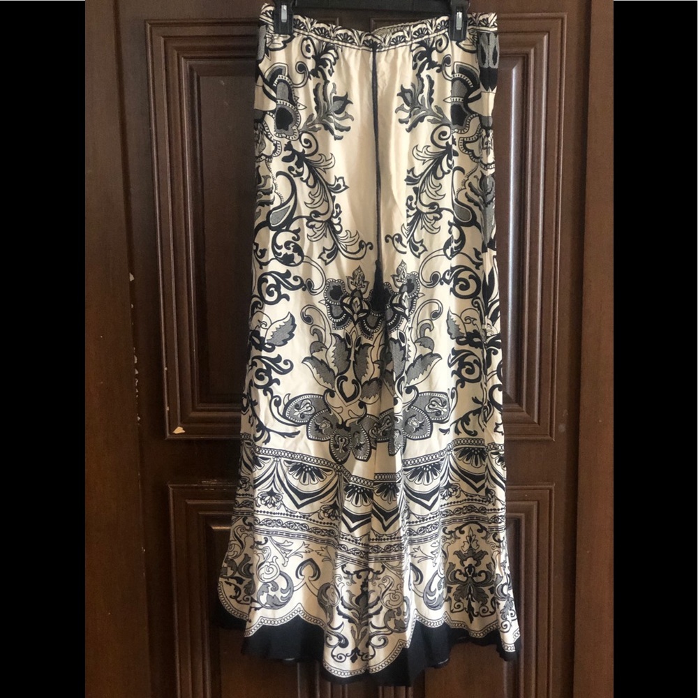 Wide leg pants. Black and cream